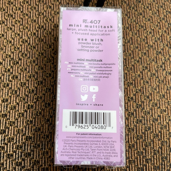 NIB New Real Techniques Mini Multi-tasking Makeup Brush - Picture 3 of 3